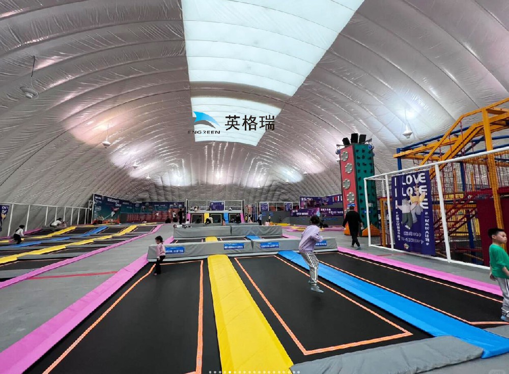 搭建一個(gè)氣膜蹦床館，為孩子們營(yíng)造一個(gè)游樂(lè)天堂